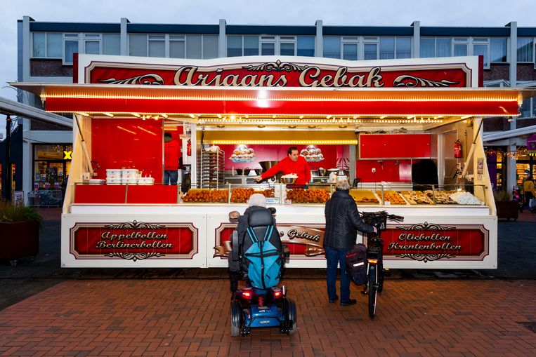 De kraam op het  Menistenplein in Stadskanaal. Beeld Marieke de Bra