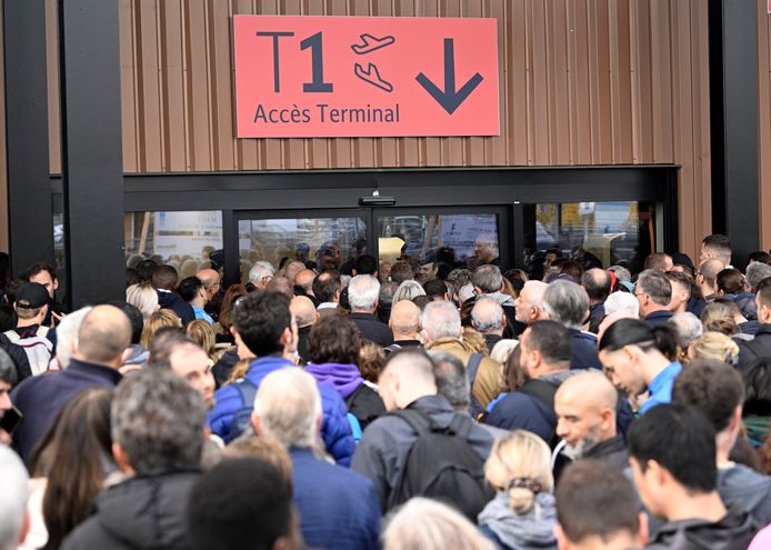 Beelden van de chaos aan de luchthaven van Charleroi tijdens de staking.