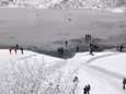 Onvoorzichtige toeristen riskeren hun leven voor selfies op bevroren Pools meer