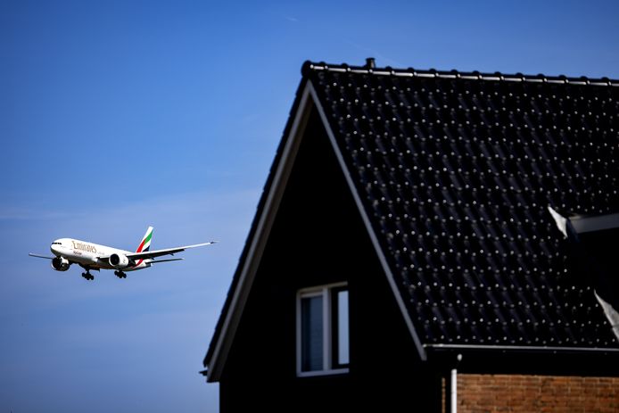 Een vliegtuig vliegt langs een woning in de omgeving van Schiphol.