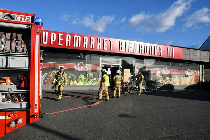 De brand woedde aan de zijkant van de Poolse supermarkt Biedronka III, langs de Brugsesteenweg in Kuurne.