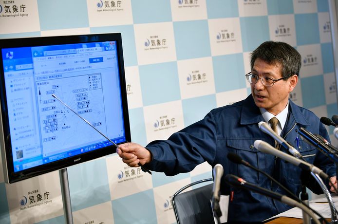 Makoto Saito van het Japanse meteorologische instituut tijdens een persconferentie.