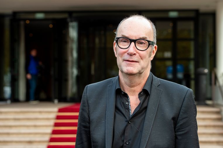 Bart Chabot in 2021 bij het Hilton Hotel in Amsterdam. Op de 75ste geboortedag van Herman Brood werden hier door de Koninklijke Nederlandse Munt drie speciale Herman Brood-penningen geslagen, geïnspireerd door de kunstwerken van Brood.  Beeld Patrick van Emst/Brunopress