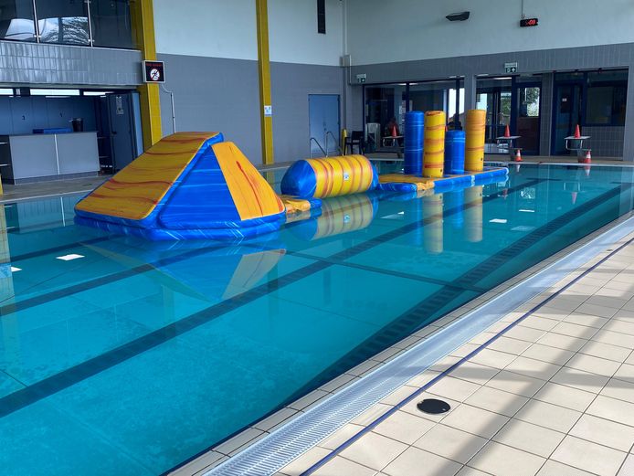 Opblaasbaar waterkussen tijdens splashdagen in Duffels zwembad Duffel