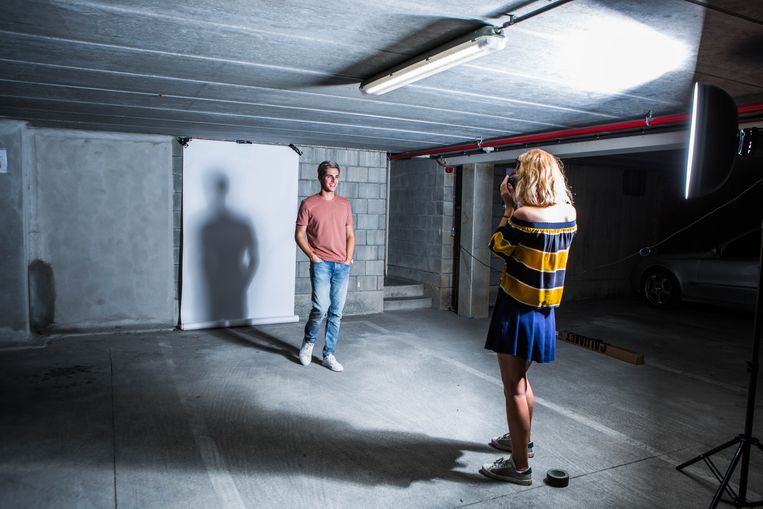 ► Modeblogger Matthias Geerts is in zijn sas tijdens de fotoshoot van een fotoshoot. Beeld Thomas Legrève