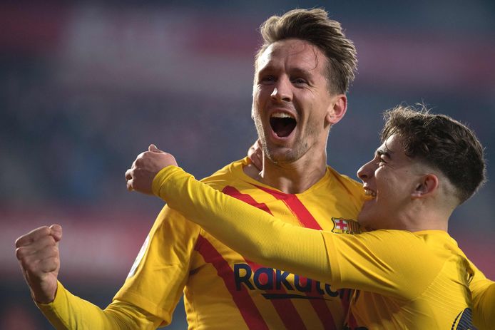 Luuk de Jong (l) wordt gefeliciteerd door Gavi na zijn rake kopbal in Granada.