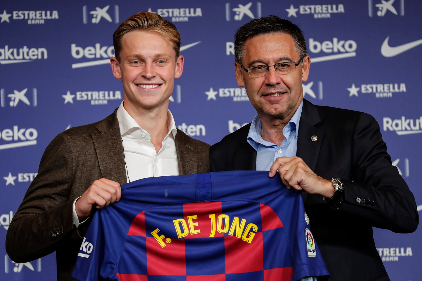 Frenkie de Jong met FC Barcelona-voorzitter Josep Maria Bartomeu bij zijn presentatie op 5 juli.