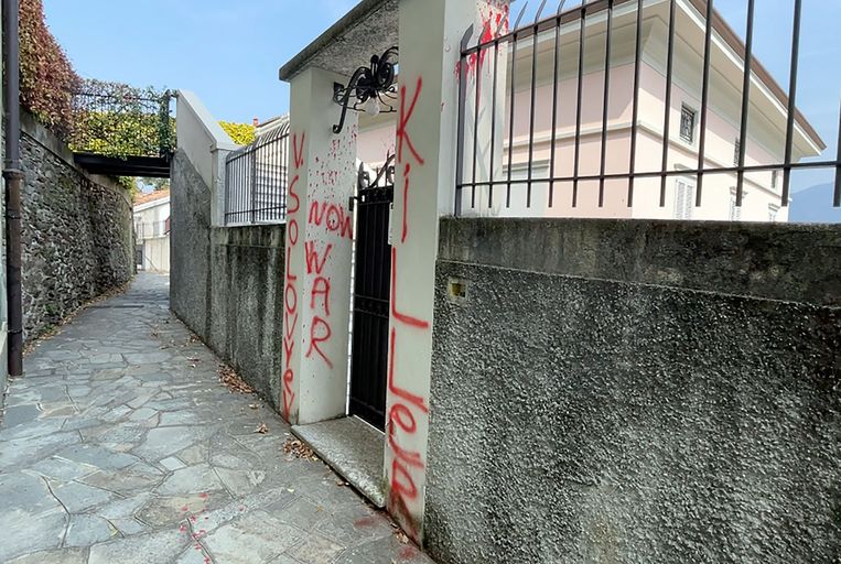 Een tweede villa in Pianello del Lario werd besmeurd met rode verf. Beeld AFP