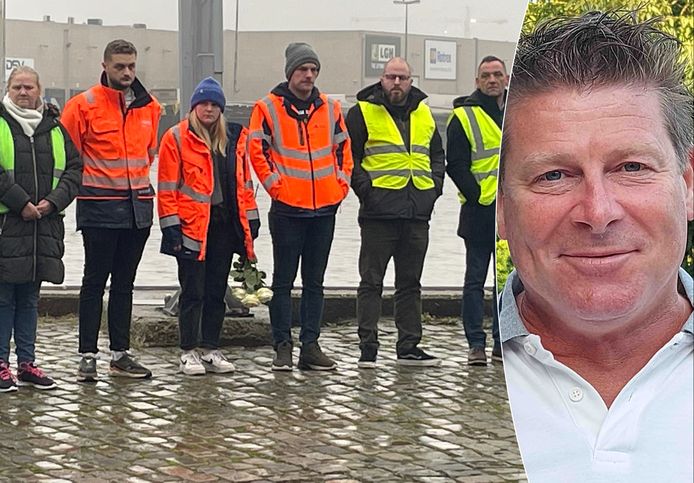 Collega's en vrienden brengen hulde aan Kris Goossens met een minuut stilte.
