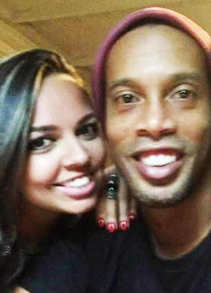 Ronaldinho, hier met Priscilla, trakteerde beiden vrouwen op een verlovingsring.