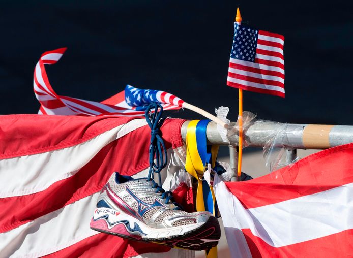 Een hardloopschoen en Amerikaanse vlaggen om de aanslag te herdenk in Boston.