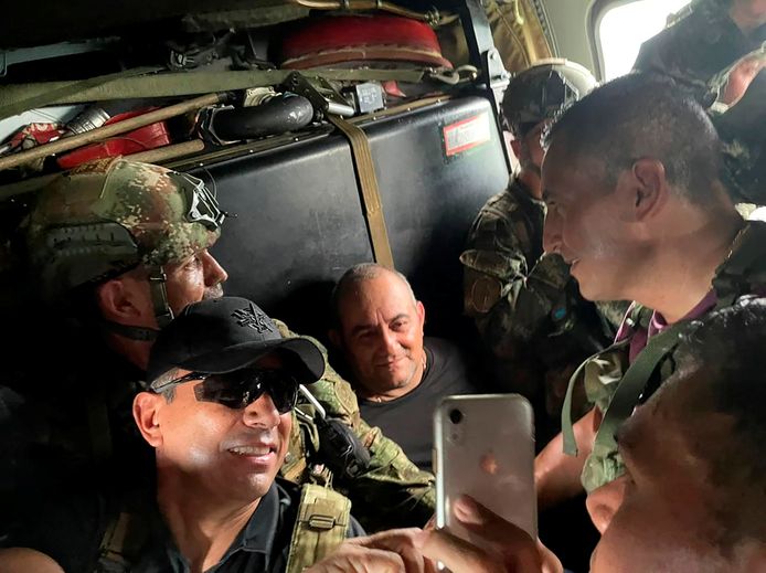 Drugsbaron Otoniel poseert voor een selfie met de militairen die hem beveiligen. (23/10/2021)