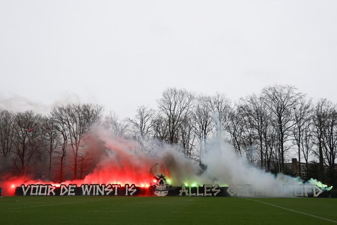 Vuurwerk bij de afsluitende training van NEC voor de Gelderse derby tegen Vitesse.