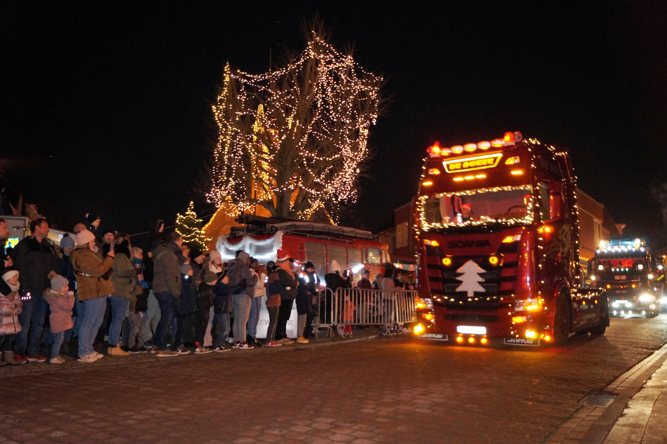 De eerste kersttruckparade van Unizo Wingene-Zwevezele kon op veel belangstelling rekenen