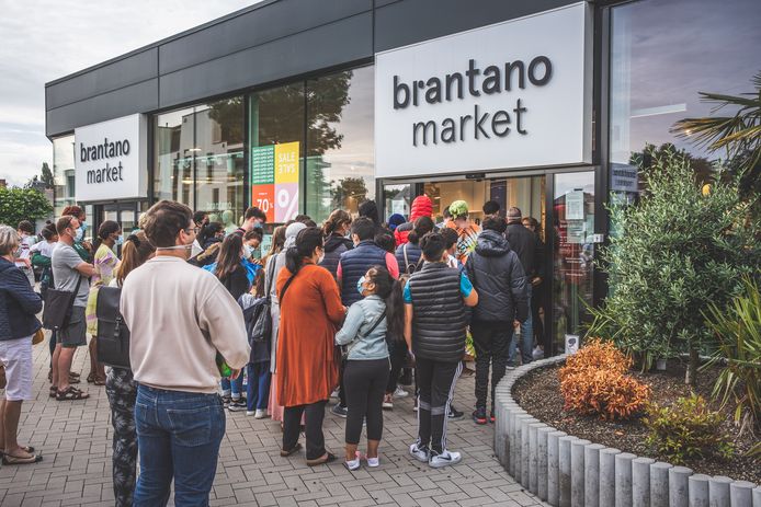 Brantano-klanten staat in de rij in Gentbrugge.