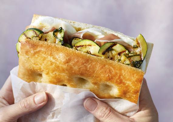Panini Italiana: focaccia met gedroogde ham en courgette