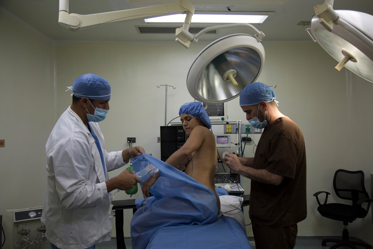 Een cliënt van plastisch chirurg Miguelangel Useche in Caracas kort voordat haar borst- en buikoperatie begint.
