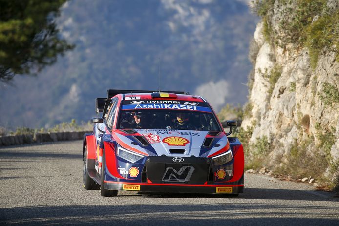 Après cinq spéciales, Thierry Neuville pointe à la quatrième place du premier rallye de la saison.