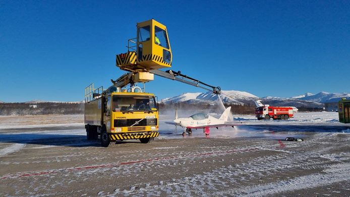 Op de Magadan luchthaven in Rusland wordt het ijs van het vliegtuig gehaald.