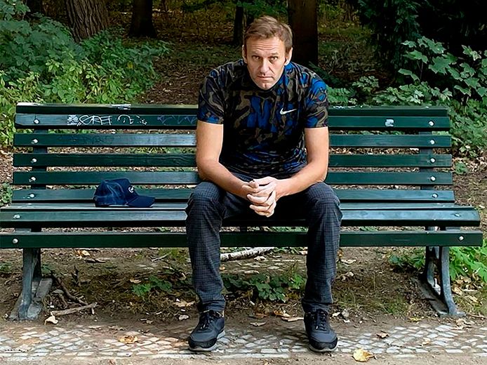 Kremlin-criticus, Aleksej Navalny, op een bankje ergens in Berlijn. Hij herstelt in Duitsland van de vergiftiging.