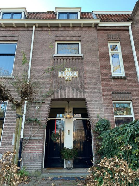 Johanna Ledel liet het pand aan de Professor Dondersstraat bouwen voor haar en haar levensgezel Florina Troch. Het pand kreeg de naam Flora.