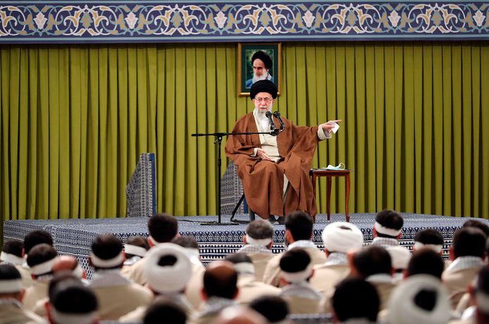 Ayatollah Khamenei sprak een delegatie van jonge paramilitairen toe.