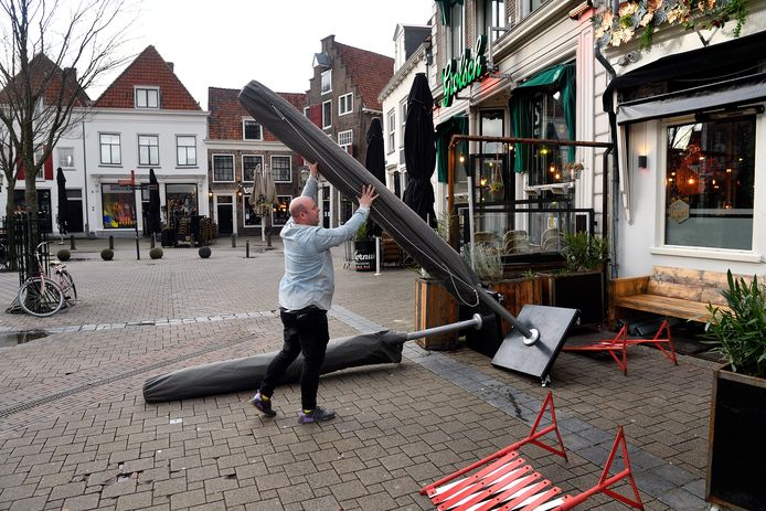 Bij café Lapart op de Hof in Amersfoort waaiden de parasols omver.
