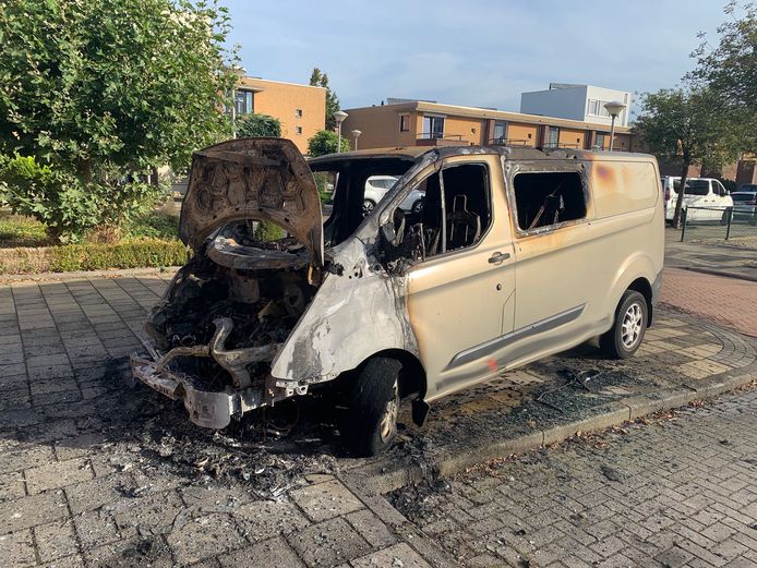 Busje en auto in brand in Eindhoven, politie gaat uit van