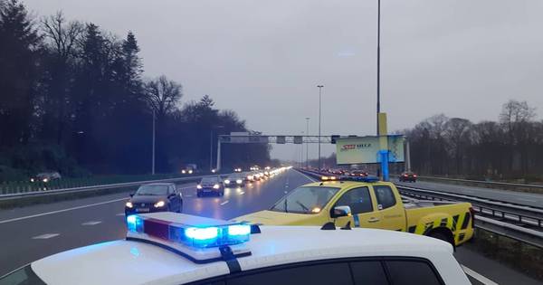 Botsing tussen twee personenautos in Een-West: bestuurder met onbekende verwondingen naar ziekenhuis.
