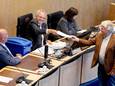 Commissaris van de koning Han Polman reikt tijdens de verkiezingen voor de Eerste Kamer een stembiljet uit aan Gerwi Temmink (GroenLinks). Hij stemde op de PvdA.