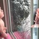 Baby ziet voor het eerst sneeuw en daar zit een ontroerend verhaal achter