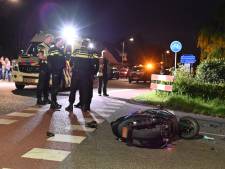 Sil (17) weer thuis na zwaar scooterongeval, vader is laaiend: ‘Ze lieten mijn zoon als oud vuil liggen’