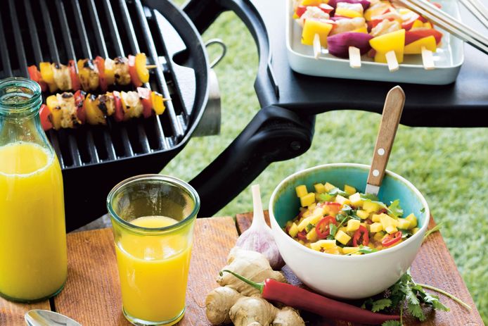 Regenboog-groentespiezen van de barbecue.
