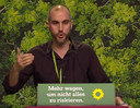 Belit Onay tijdens zijn toespraak op het partijcongres van de Duitse Groenen, vrijdag in Bielefeld.