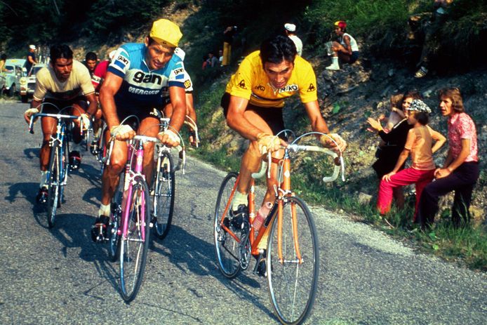 Raymond Poulidor met Eddy Merckx in de Tour van 1972.