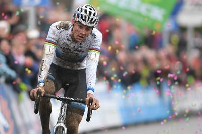 Van der Poel ondanks val en lekke band oppermachtig in GP Sven Nys