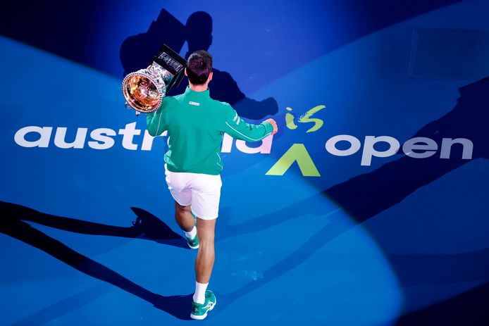 Novak Djokovic met zijn trofee op de Australian Open begin dit jaar.