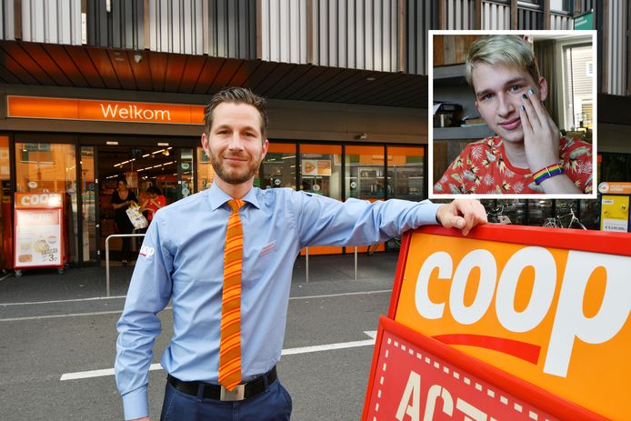 Supermarktmanager Thijs van Oosterwijk van de Coop in Glanerbrug wil graag een statement maken en biedt Lars (18) een baan achter de kassa aan.
