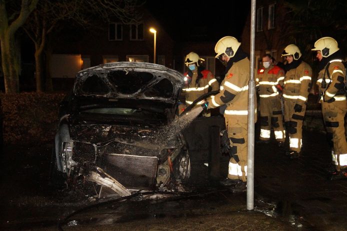De brandweer kon niet voorkomen dat de auto volledig uitbrandde.