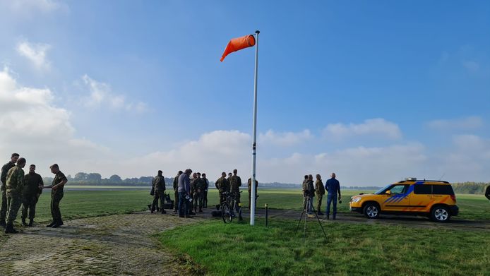 Toeschouwers in afwachting van de F-35, naast de start en landingsbaan van vliegbasis De Peel in Vredepeel.