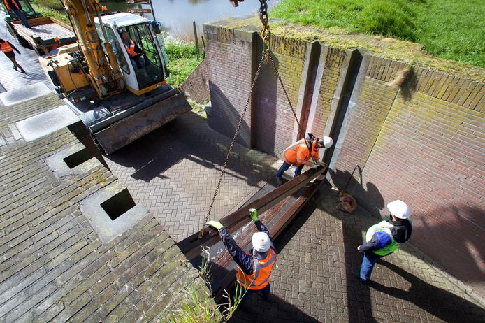 Regelmatig oefent het Waterschap Rivierenland met het plaatsen van de schotbalken in de poorten van de vesting Woudrichem. Dit gebeurt ook weer op dinsdag 3 mei.
