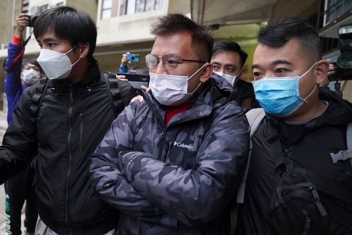 Senior editor Robson Chan van Stand News wordt door de politie gearresteerd in Hongkong.