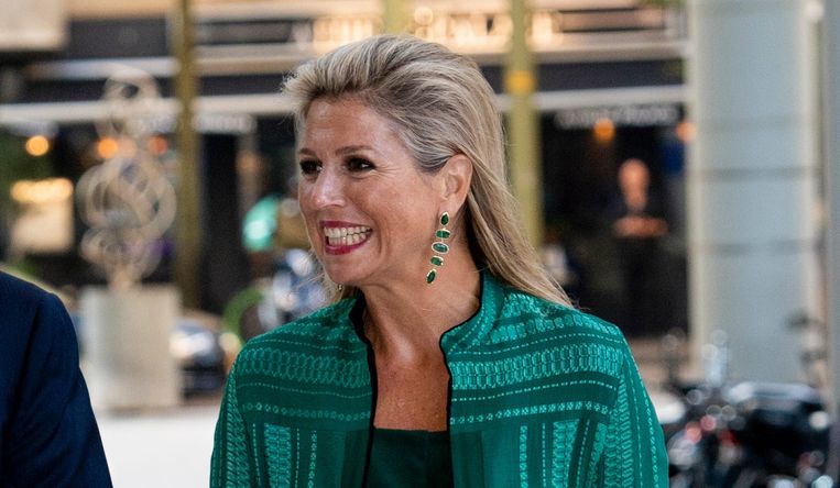 Koningin Máxima brengt bezoek aan cultuurhuis in elegante, groene zomerjurk Beeld Brunopress