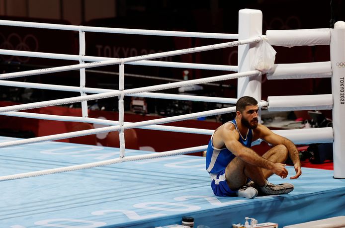 hoekpunt Rommelig Uitstekend Franse bokser Aliev gaat na diskwalificatie in zitstaking en reageert zich  af op camera: “Incompetente scheidsrechters” | Olympische Spelen | hln.be