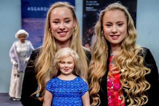 Onthulling van de prinses Amaliapop tijdens de Art Dolls Expo door de tweelingzussen Mylene en Rosanne Waalewijn.