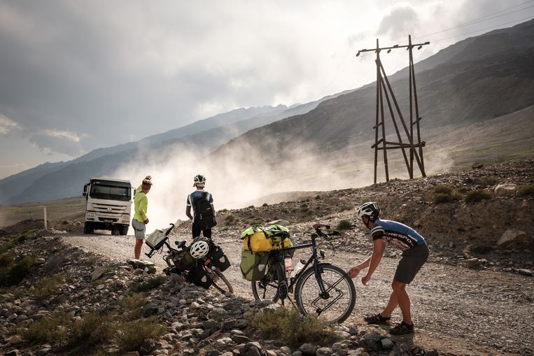 De Pamir Highway in Tadzjikistan, 2017, met fietsers Nedo Gubser en Mathias Jäger uit Zwitserland en Swinde Wiederhold uit Duitsland. Beeld Swinde Wiederhold