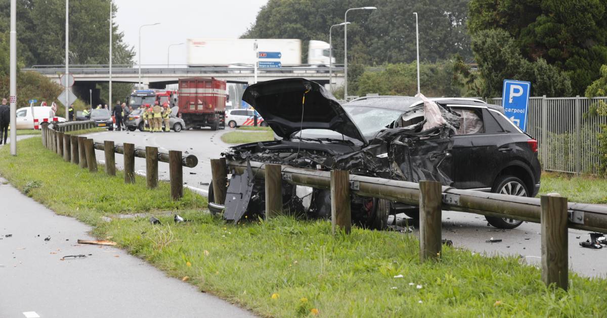 Botsing tussen meerdere auto's op N640 in Oud Gastel - Provinciale Zeeuwse Courant