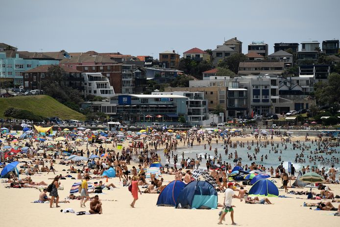 Drukte op het strand in Sydney door de hittegolf.