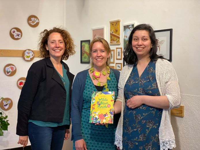 Schepen Elke Decruynaere en auteurs Marieke van Middelkoop en Laura Surentu van het boek waaruit de tentoonstelling in De Wereld van Kina over bijen is voort gevloeid.