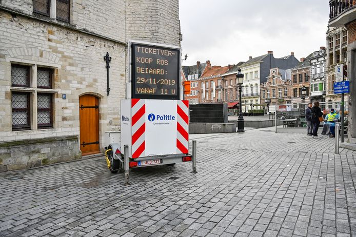 Een groot lichtbord van de politie geeft al instructies aan voor wie tickets wil komen kopen.